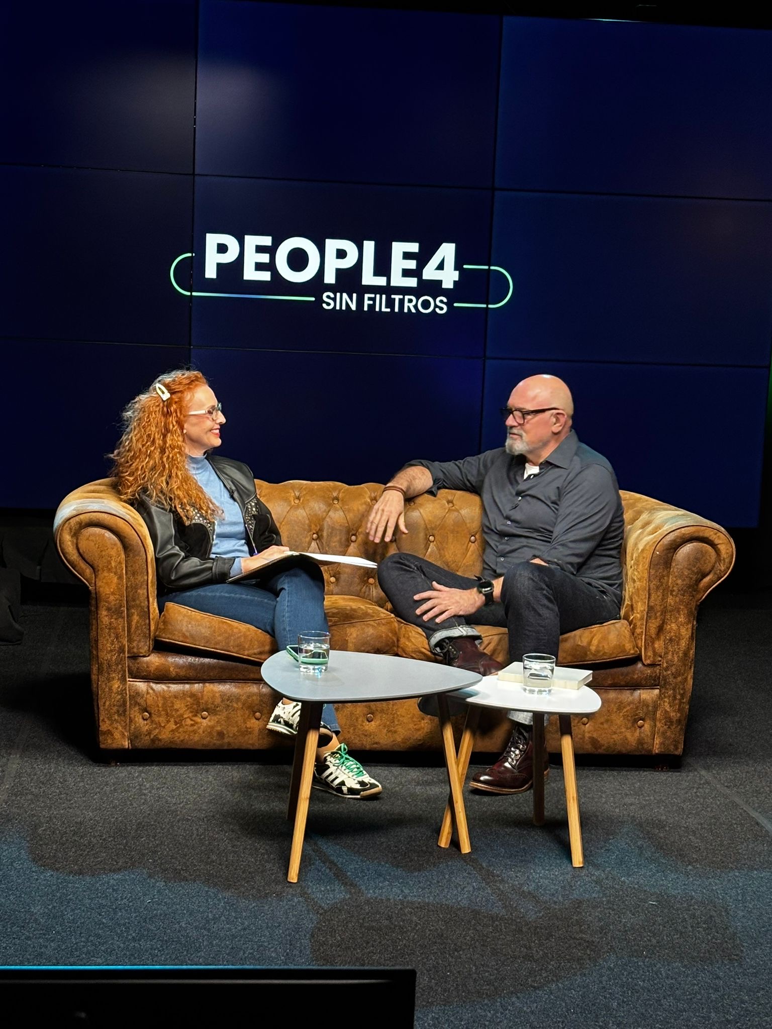 Sandra Martín entrevistando a un invitado en People4 sin filtros